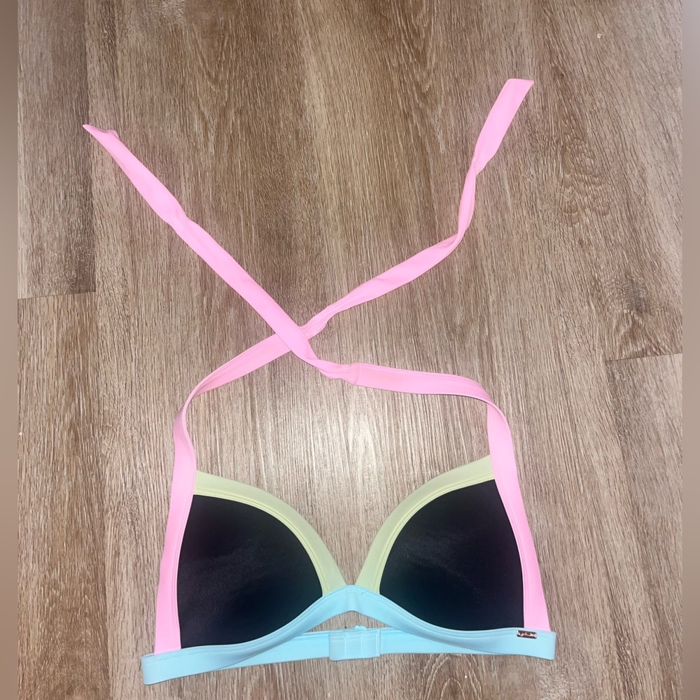 Cute triangle push up swimsuit top it’s to small for me I make offers!